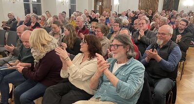 Der Esthersaal war rappelvoll