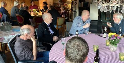 Bis spät abends wurde angeregt mit Walter Riester (2. v. l.) diskutiert